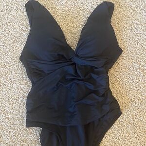 La Blanca Women’s twist front swimsuit